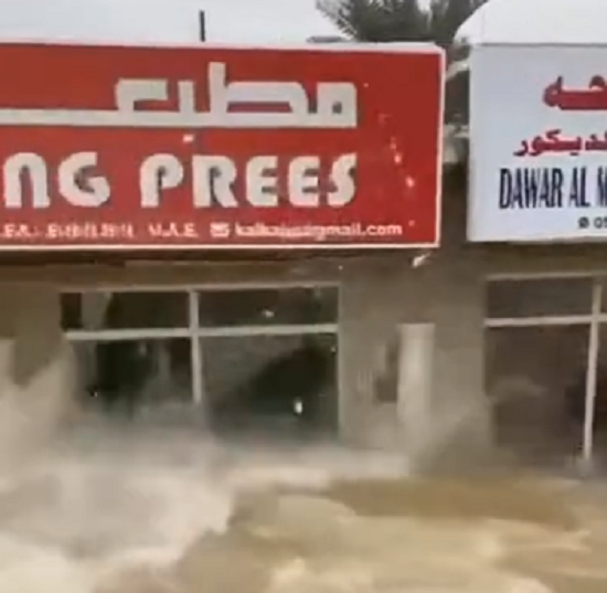 アラブで起きた冠水でトラックが走ると被害がますます拡大しているのだが！（2つのビデオ）