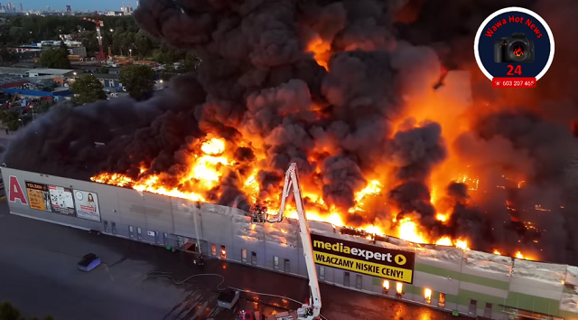 ワルシャワ最大のショッピングセンターが全焼する火災の規模が凄い！