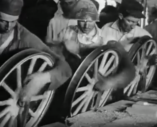 1919年にフォードの工場で「木製ホイール」を大量生産するラインの様子！