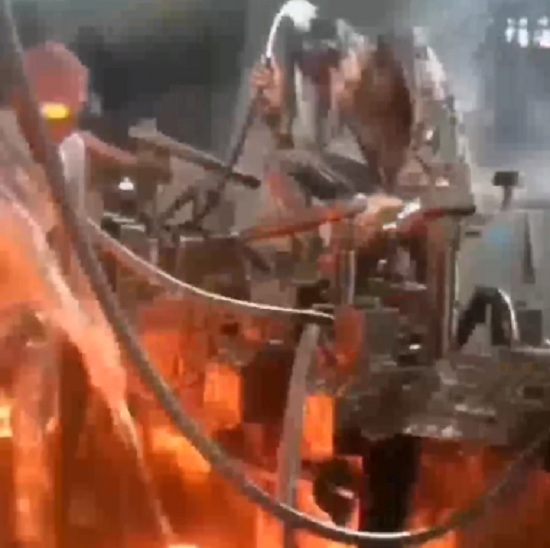 熱い鉄を扱う工場作業員は水で体を冷やしながら作業をしていた！　過酷だ！