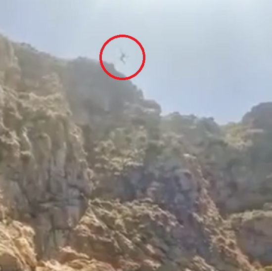 崖から海に飛び込むはずが岩に激突し死んでしまった夫を目の前で見た妻と息子！