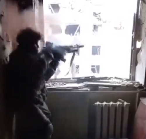 銃弾が頭上スレスレを通って命拾いしたウクライナ兵士！