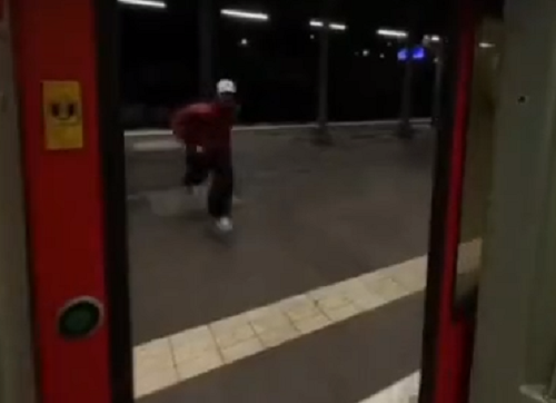 列車に駆け込み乗車するのがいかに危険かがよく分かる映像がこれ！ｗ