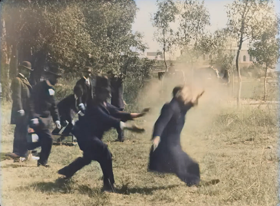 1896年のフランスでピストルの決闘をした映像をカラー化した！