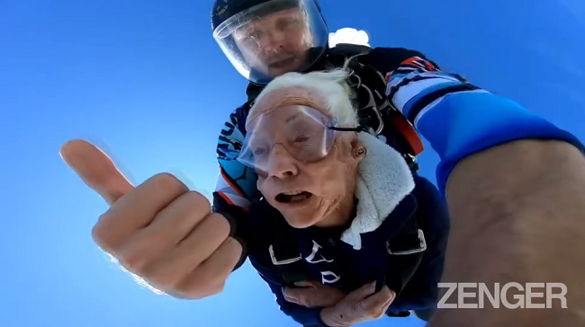 100歳の誕生日にスカイダイビングに挑戦したお婆ちゃん！