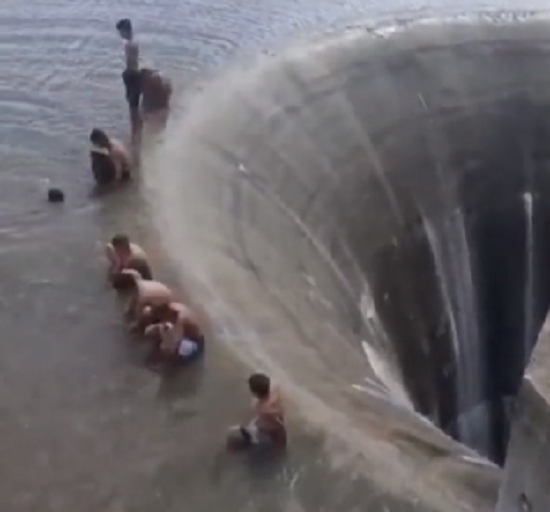 ブラジルの貯水池での水遊びが危険でヤバすぎるだろ！ｗ