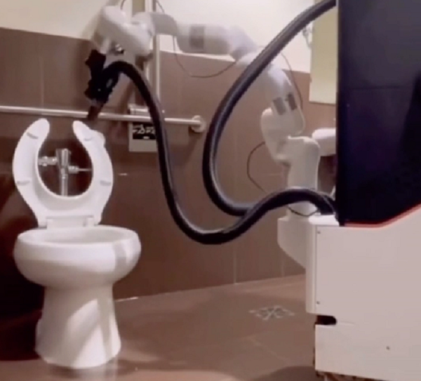 全自動トイレ掃除ロボットが凄い！　家庭用が欲しいぞｗ