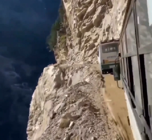 ヒマヤラ山脈でバスの旅をすると車窓はこんな感じって、生きた心地がしない！ｗ（２つのビデオ）