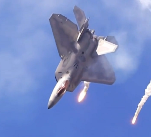 F‐22とF‐35がフレアチャフを展開する様子はこんな感じ！