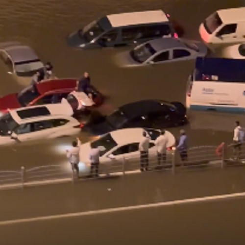 ドバイの人工降雨の大失敗で街が水浸しの大混乱に！？　まだ早過ぎたんだｗ（６つのビデオ）