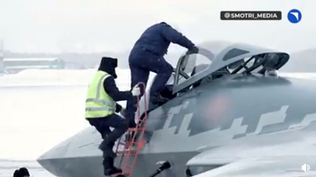 ロシア空軍に配備された4機のまっさらな「スホーイSu-57」をご覧ください！