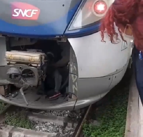 フランス～イタリア間を列車で密航しようとした男たちがとんでもない所に隠れてた！ｗ