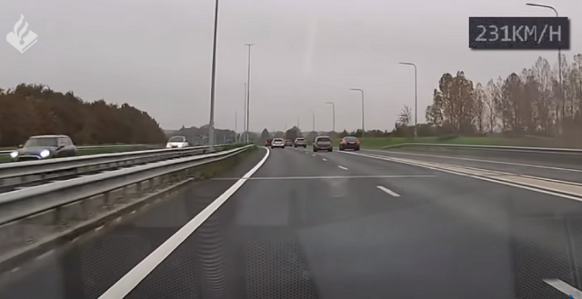 メルセデスAMGを時速250km以上で追跡するオランダの警察車両！