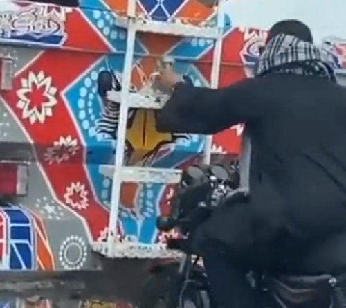 バイクでのツーリング中に走りながら軽食をとる方法がこれ！ｗ