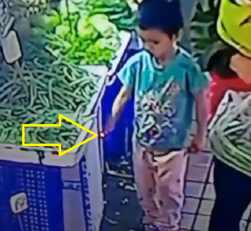 子供が店に放火したが、親はそれを見て見ぬふりしてさり気なく逃げ出した！？