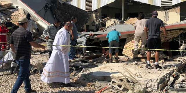 メキシコの教会の屋根が崩壊し10人以上が死亡し60人が負傷する惨事に！