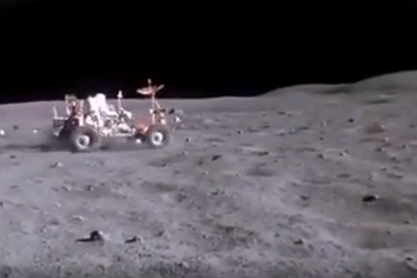 アポロの宇宙飛行士が月面探査車で「月面ラリー」をしていた貴重な映像がこれ！ｗ
