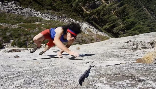 400フィートの自然の岩山をいかに早く登れるかスピードクライミングするいかれた男！