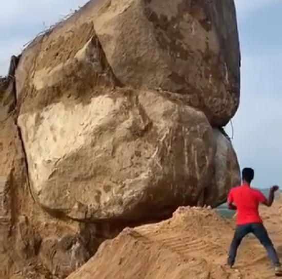 大きな岩に石を投げたことで死ぬほど怖いことに！　これはヤバすぎるｗ