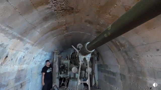 放置されたバンカーからほぼ無傷な「第二次世界大戦の88mm高射砲砲」を発見した男たち！（2つの動画）