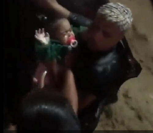 鉄砲水で車に閉じ込められた赤ちゃんと母親をギリギリのところで救ったヒーロー！