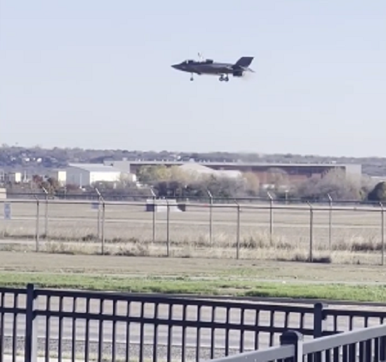F-35B戦闘機が垂直着陸に失敗しパイロットが射出脱出する事態に！