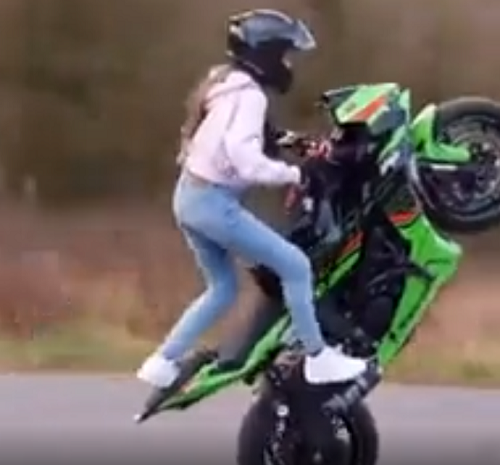 彼女の見事なバイクエクストリームのテクニックを見てください！