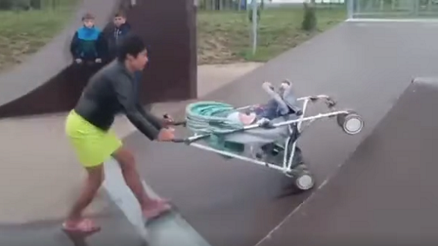 スケートパークでベビーカーの赤ちゃんを無理やり遊ばせようとする馬鹿ママがいる！