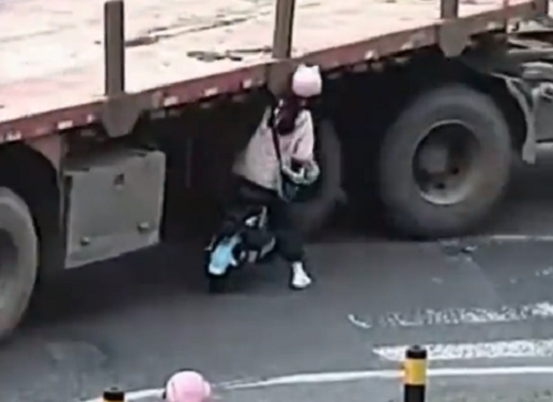 ヘルメットのおかげでトレーラーから轢き潰されないで済んだ女性！　よく助かったな