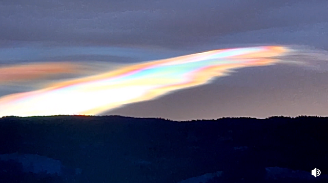 クリスマスにノルウェーの空にかかった虹の雲が幻想的で綺麗！（２つのビデオ）