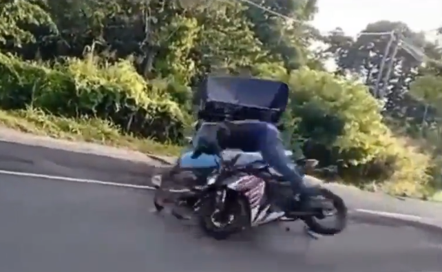 後方確認しないトラックとバイクが衝突しライダーが吹っ飛んできた！　シレッと逃げるのか？