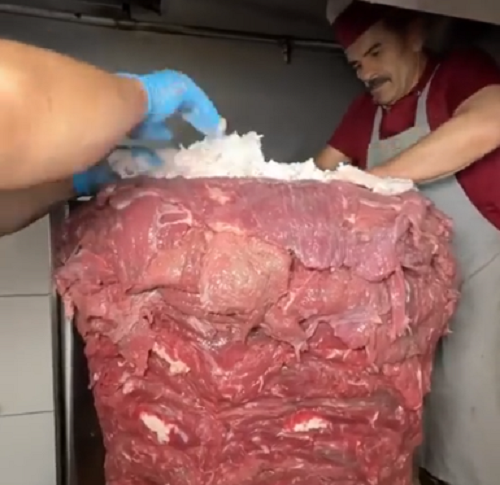 ドネルケバブの肉の準備をするのはこんなに大変なようです！ｗ