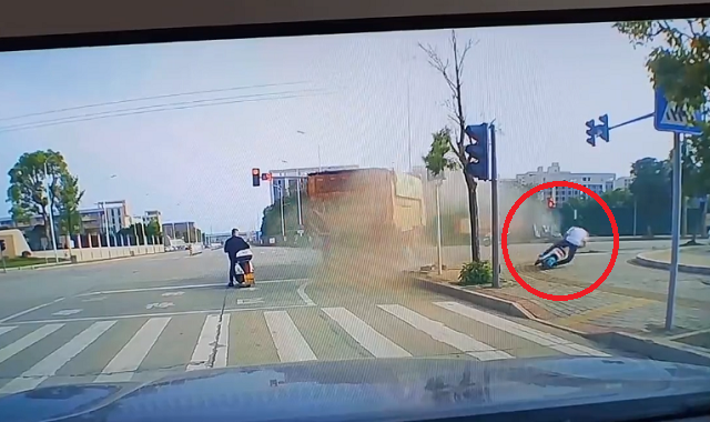 爆発したタイヤの衝撃波でスクーターの男が転倒した！？