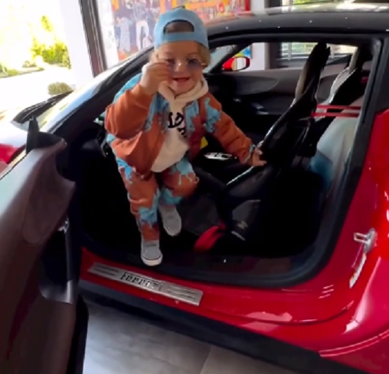 5歳の子供が「フェラーリ」を運転し車庫入れまでしてしまうって、やらせる親も凄いな！