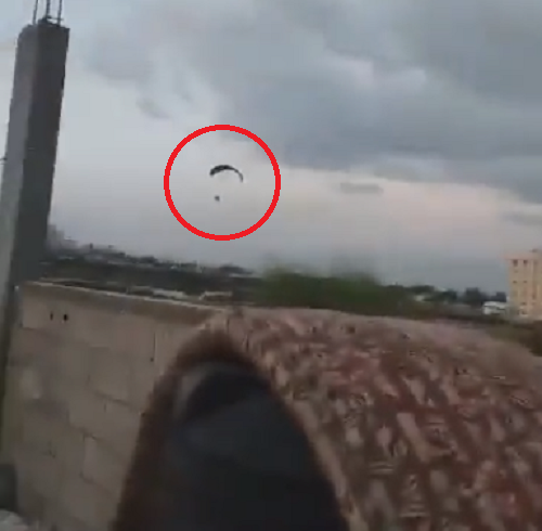 イスラエルにロケット弾が撃ち込まれてるドサクサに紛れモーターパラグライダーで侵入してきた人がいた！ｗ（３つの動画）