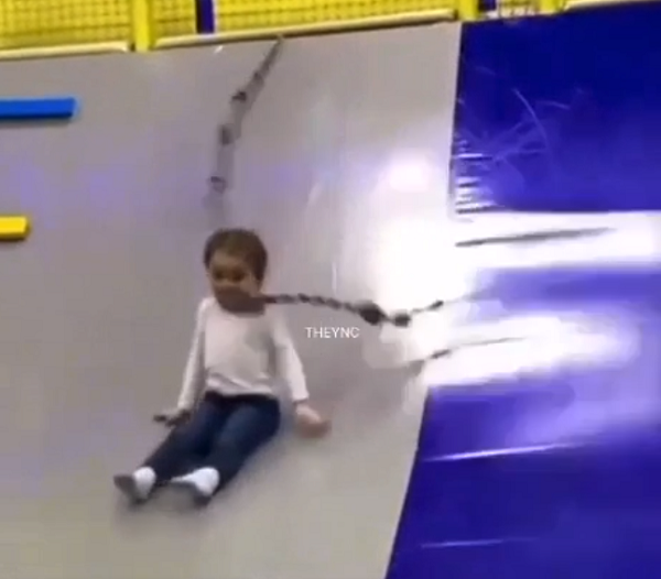 滑り台で遊んでた3歳の少女の首にロープが巻き付くヒヤッとする瞬間！（2つのビデオ）