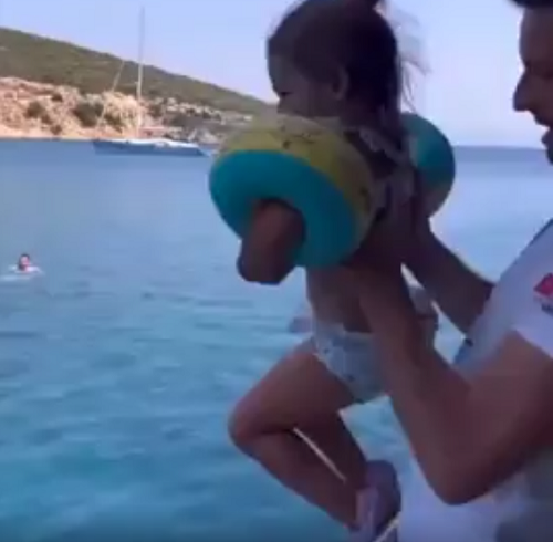 娘に泳ぎを教えるために海に落としますって、その浮き輪はヤバいだろ！ｗ
