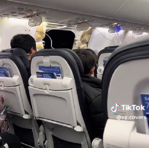アラスカ航空の旅客機のドアが吹き飛び緊急着陸するまでの恐怖の時間！（画像とビデオ）