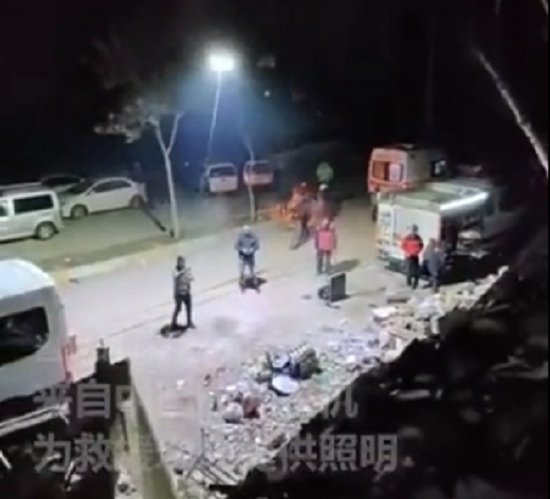 トルコ地震で中国はドローンを使った照明で夜間の救助活動の延長を可能にしているようです！