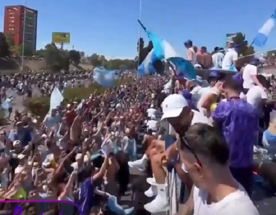 アルゼンチンの選手たちはファンの多さにヘリコプターで避難せざるを得なかったようです！ｗ（2つの動画）