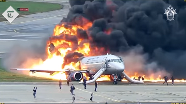 緊急着陸した旅客機が燃え上がりドリフトしながら滑り込んで止まった恐ろしい映像！