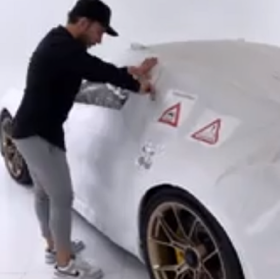 ポルシェの新車の梱包を解く「開封の儀式」はこんな感じ！
