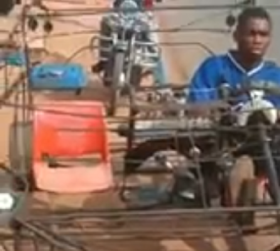 ナイジェリアの男が廃品を集めて自作した車がちょっと凄い！ｗ