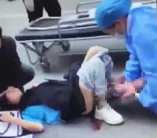 上海に住む妊婦は路上で出産を余儀なくされていました！（6枚の写真とビデオ）