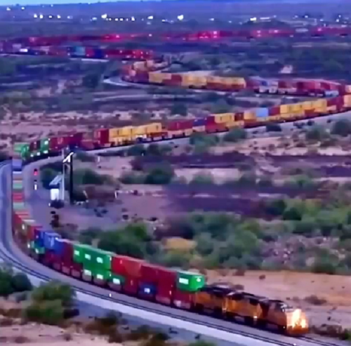 モハーベ砂漠を通り抜けるパシフィック・ユニオンの列車の様子が凄すぎる！ｗ