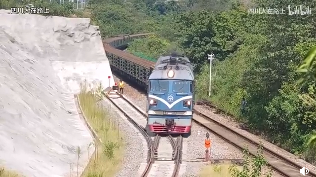 長さ500メートルのレールを鉄道で運ぶと鉄のレールは麺のように自在に曲がれるようです！
