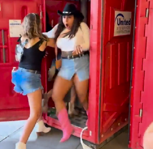 仮設トイレを巡る女の闘いがハンパねぇ！ｗ