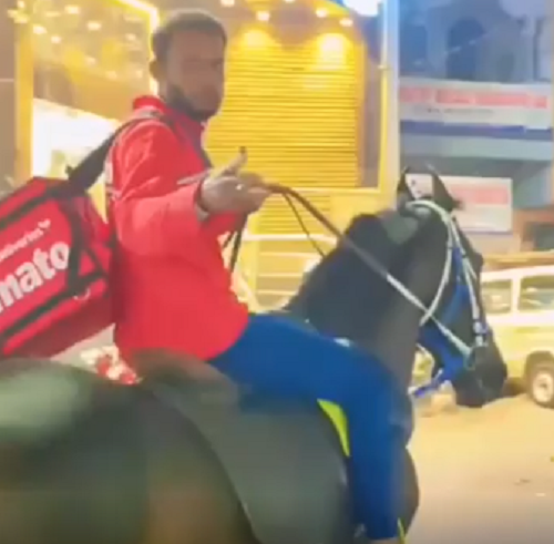 インドのウーバーイーツは燃料不足のため馬を使って配達することにしたようです！ｗ（２つのビデオ）