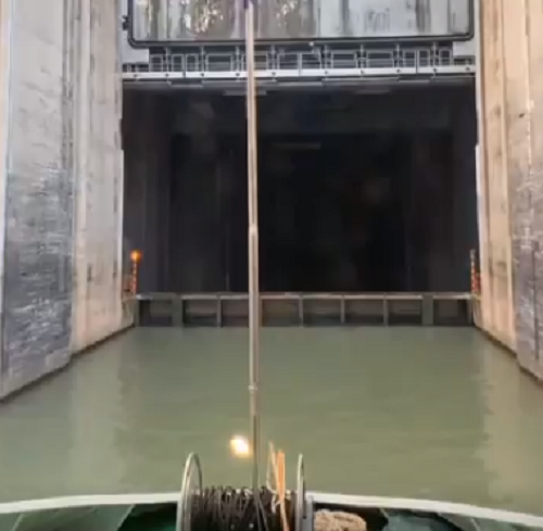 堰き止められた川にある船舶用の巨大なエレベーターが凄い！