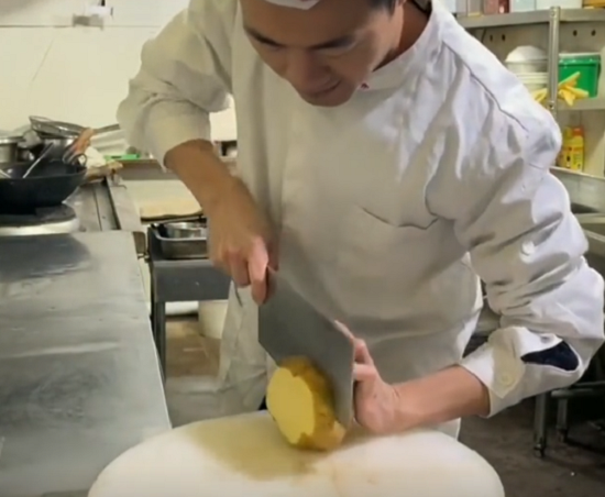 「ジャガイモを網にする」中華料理人の包丁が気持ちいい！ｗ